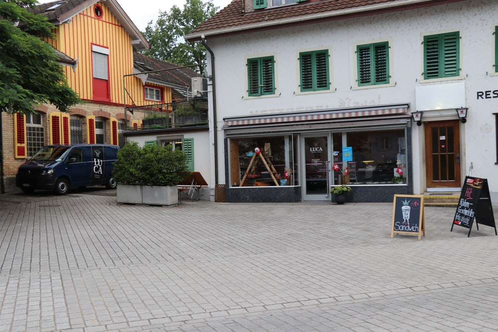 luca metzgerei aussen mit auto