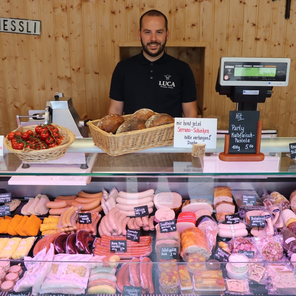 Luca Müller, Metzger aus Leidenschaft vor der Wursttheke