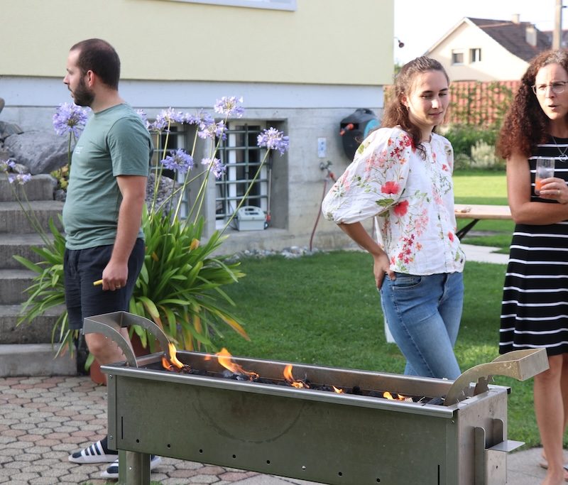 Spiessligrill | Grill und Menschen im Garten