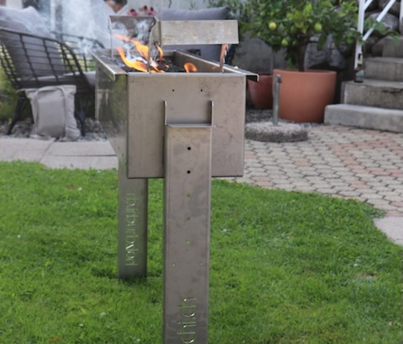 Spiessligrill im Garten, Feuerflammen zu sehen