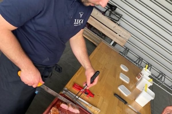 Catering Bondenseeregion | Luca am Fleisch schneiden